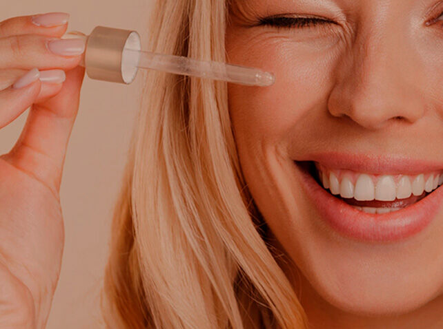 Imagen categoría antioxidantes con una mujer aplicándose con el gotero sérum en la cara